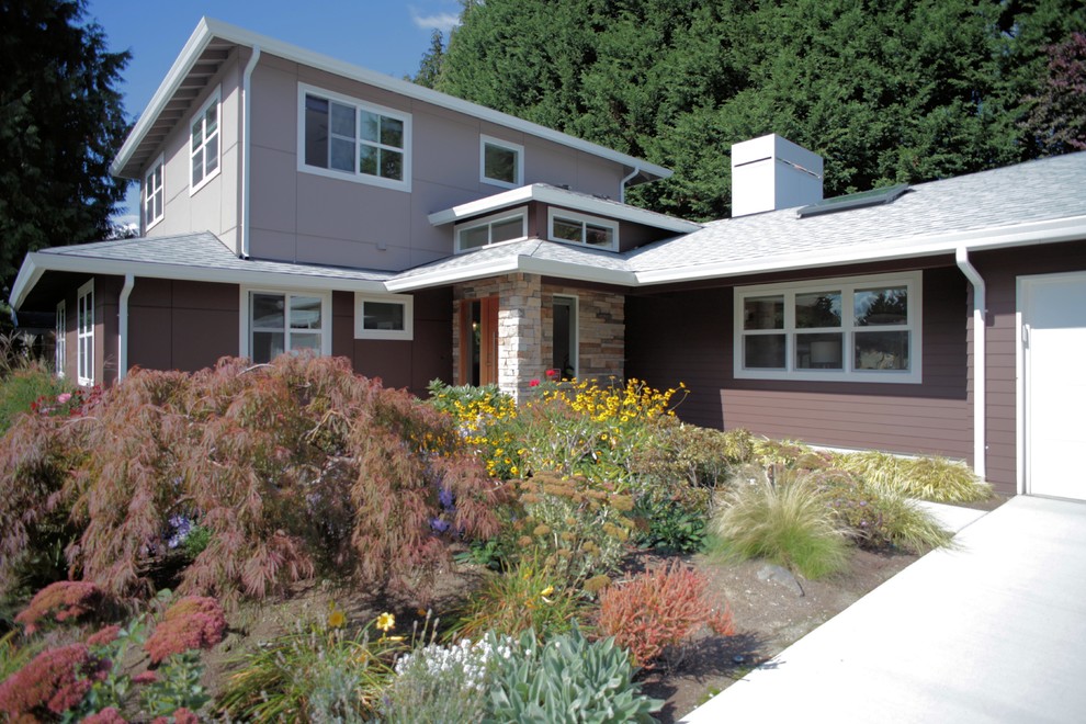 Mittelgroßes, Zweistöckiges Modernes Einfamilienhaus mit Mix-Fassade, brauner Fassadenfarbe, Walmdach und Schindeldach in Seattle