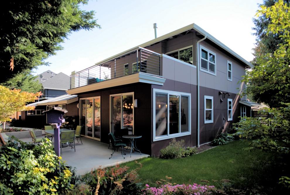 Пример оригинального дизайна: двухэтажный, коричневый частный загородный дом среднего размера в современном стиле с комбинированной облицовкой и плоской крышей
