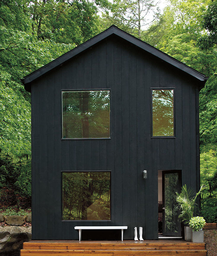Inspiration pour une façade de maison noire craftsman en bois de taille moyenne et à un étage avec un toit à deux pans.
