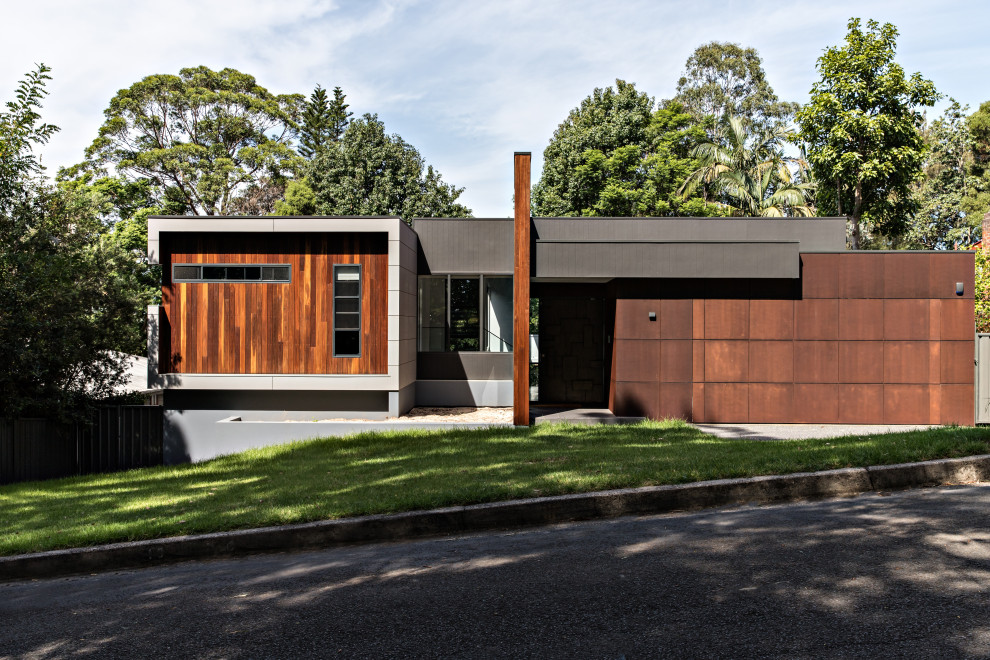 Diseño de fachada de casa negra contemporánea extra grande a niveles con revestimiento de madera, tejado plano y tejado de metal