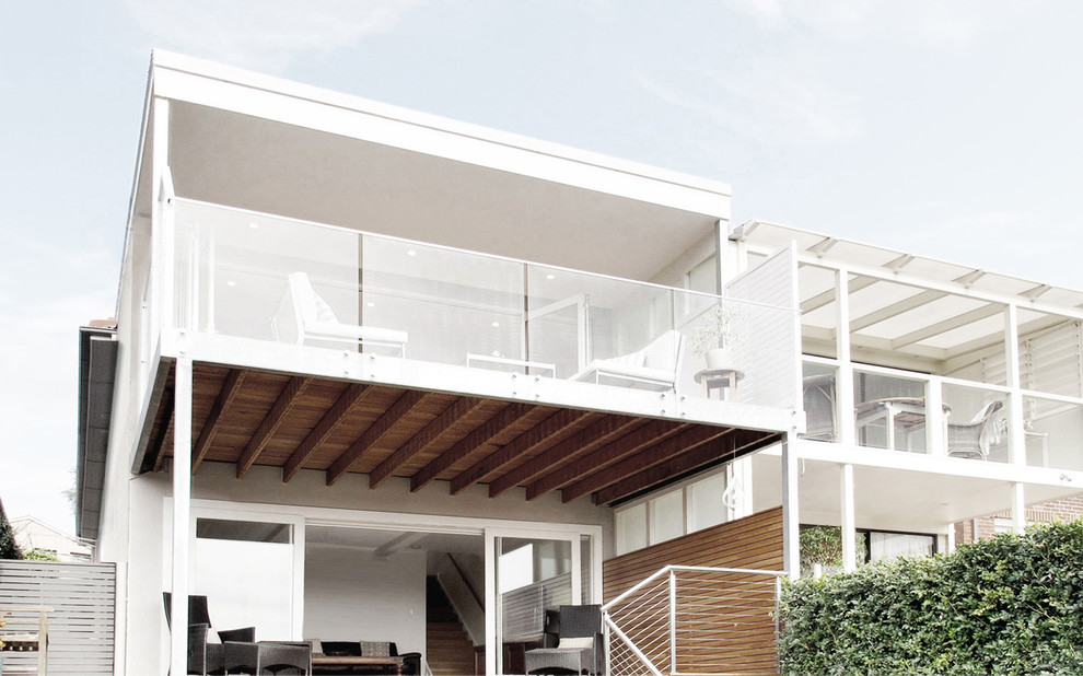 Ispirazione per la villa beige contemporanea a tre piani di medie dimensioni con rivestimento in mattoni e tetto a padiglione