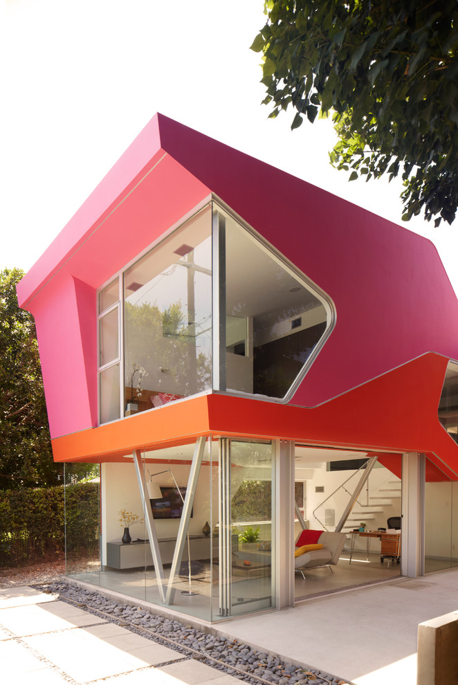 Exemple d'une façade de maison rose tendance.