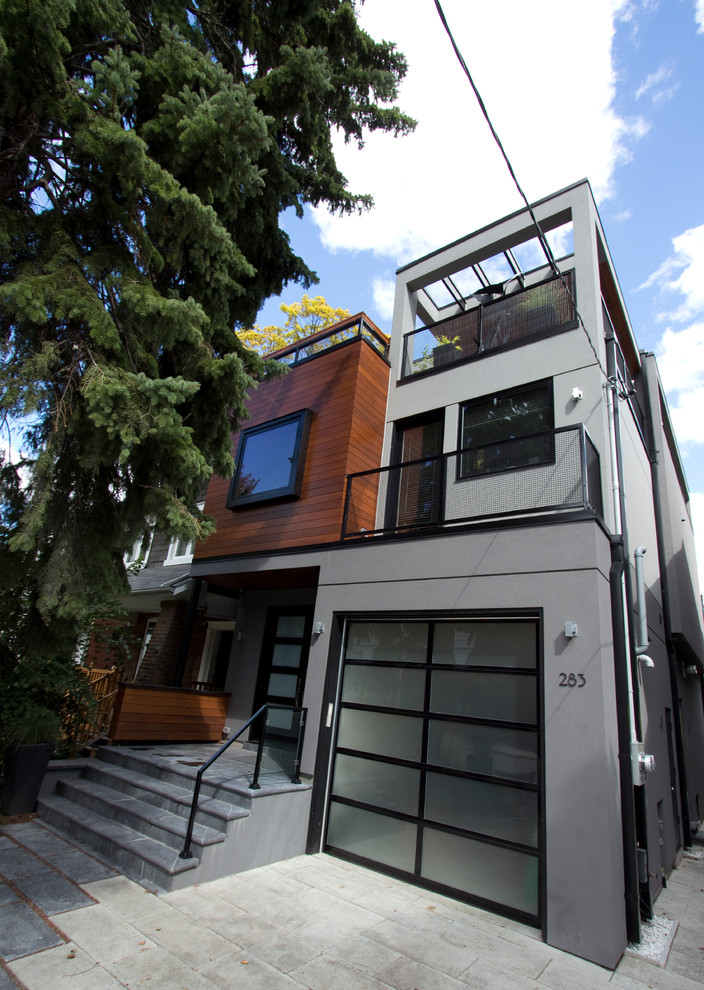 Пример оригинального дизайна: большой, трехэтажный, серый дом в стиле модернизм с комбинированной облицовкой и плоской крышей