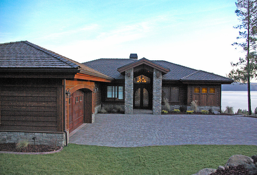 На фото: большой, деревянный, серый, двухэтажный дом в современном стиле с двускатной крышей с