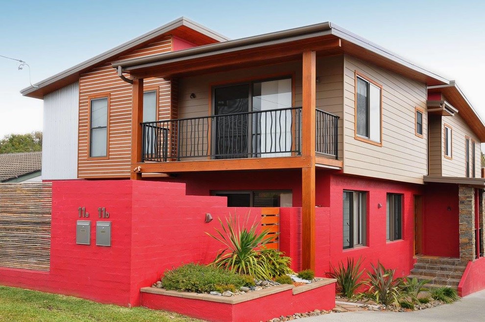 Источник вдохновения для домашнего уюта: большой, двухэтажный, красный дуплекс в стиле модернизм с облицовкой из ЦСП