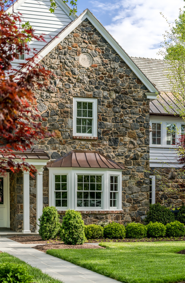 Großes, Zweistöckiges Klassisches Einfamilienhaus mit Faserzement-Fassade, grauer Fassadenfarbe, Satteldach und Schindeldach in Wilmington