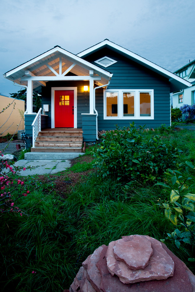 Пример оригинального дизайна: маленький, одноэтажный, деревянный, синий дом в стиле кантри для на участке и в саду
