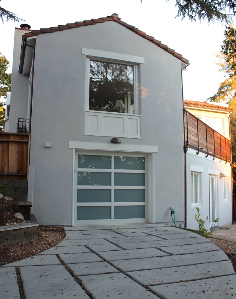 Стильный дизайн: двухэтажный, серый дом среднего размера в современном стиле с облицовкой из цементной штукатурки - последний тренд