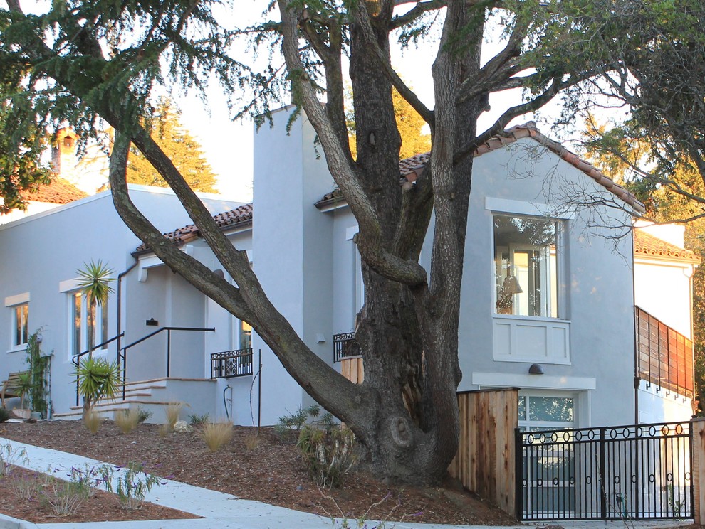 サンフランシスコにあるお手頃価格の中くらいなコンテンポラリースタイルのおしゃれな家の外観 (漆喰サイディング) の写真