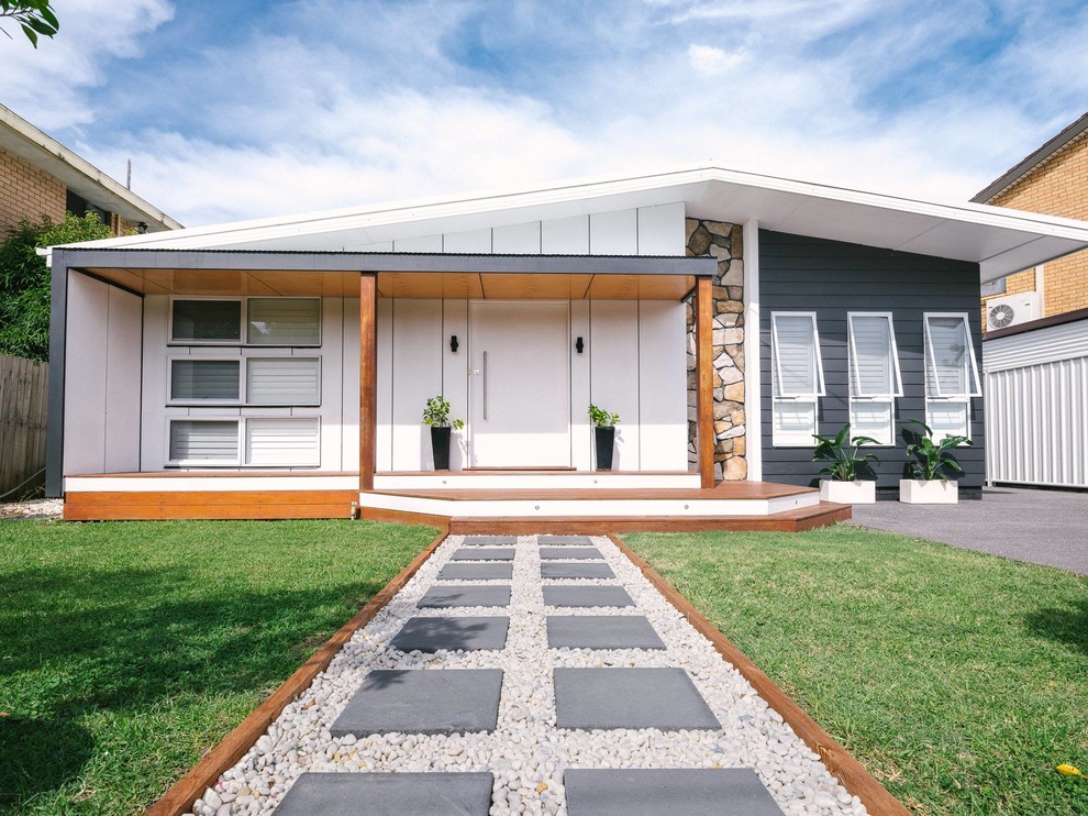 Mittelgroßes, Einstöckiges Maritimes Einfamilienhaus mit Mix-Fassade, schwarzer Fassadenfarbe, Satteldach und Blechdach in Central Coast