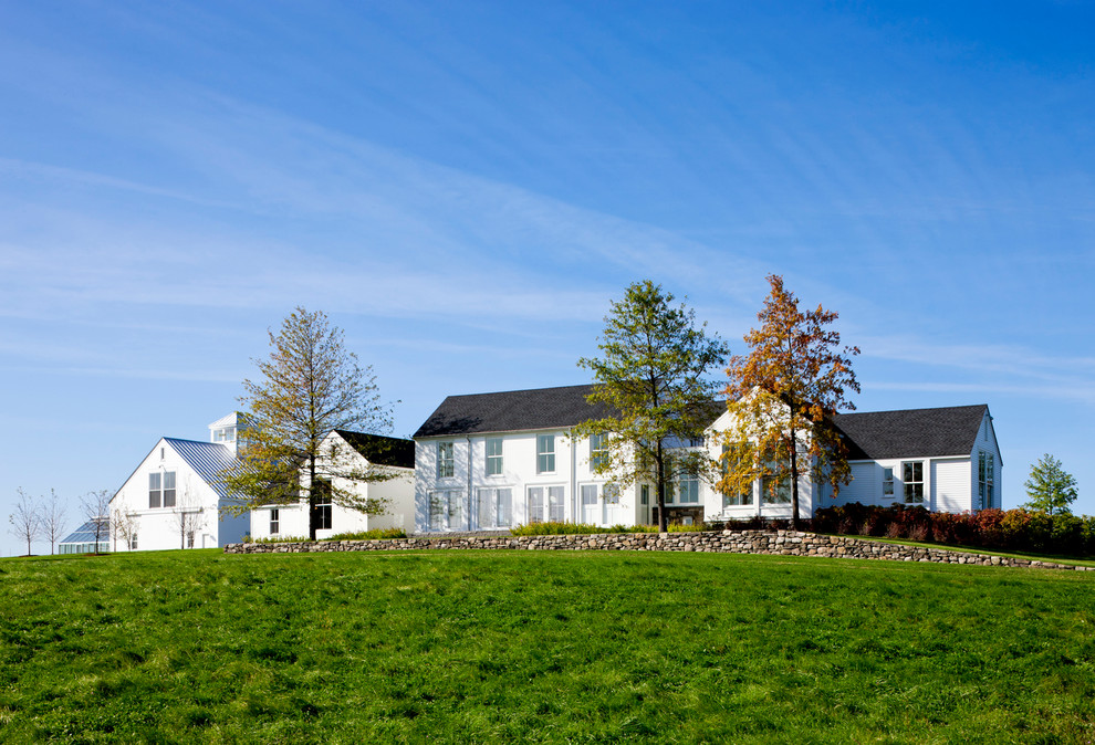Foto della facciata di una casa ampia bianca country a due piani