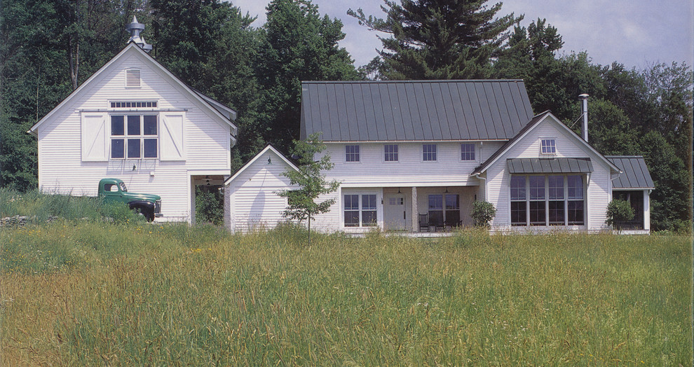 Foto della facciata di una casa bianca country