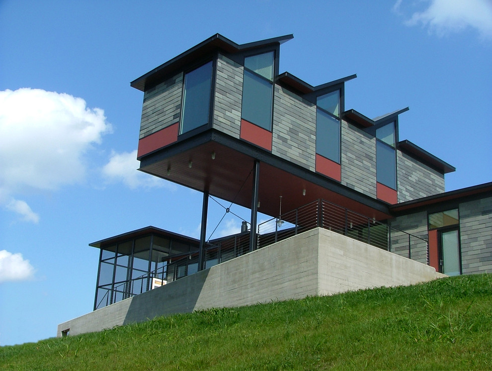 Bild på ett funkis grått hus, med två våningar