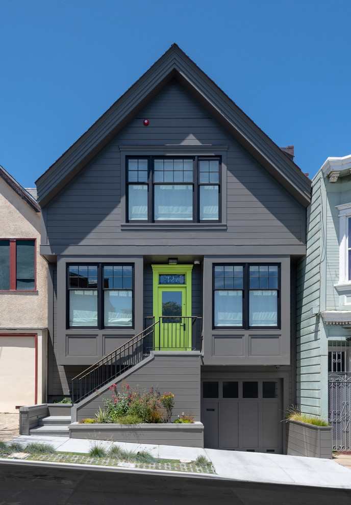 Dreistöckiges Klassisches Einfamilienhaus mit Satteldach und grauer Fassadenfarbe in San Francisco