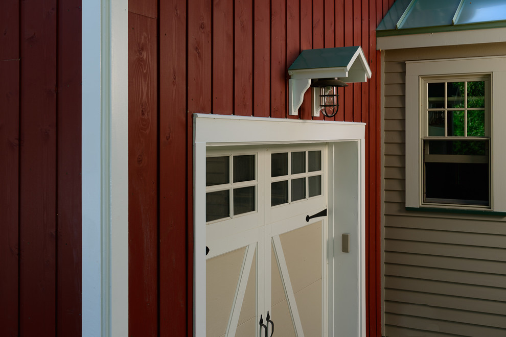 Пример оригинального дизайна: двухэтажный, деревянный, красный дом среднего размера в стиле кантри