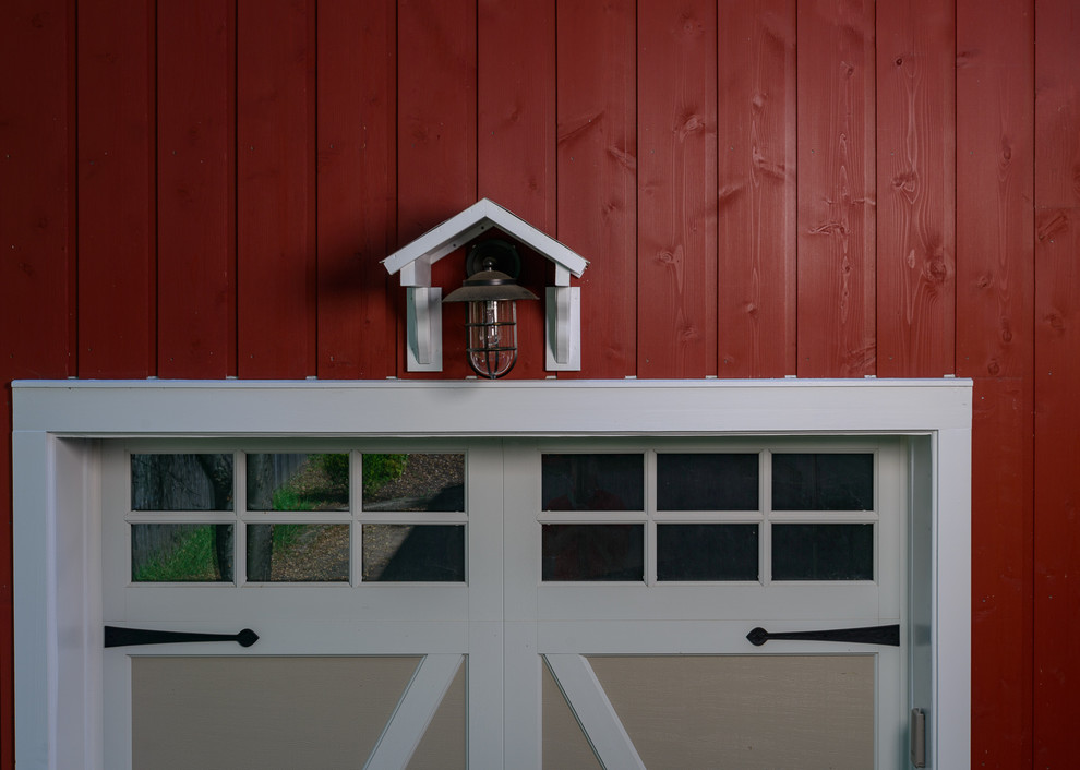 Immagine della facciata di una casa rossa country a due piani di medie dimensioni con rivestimento in legno