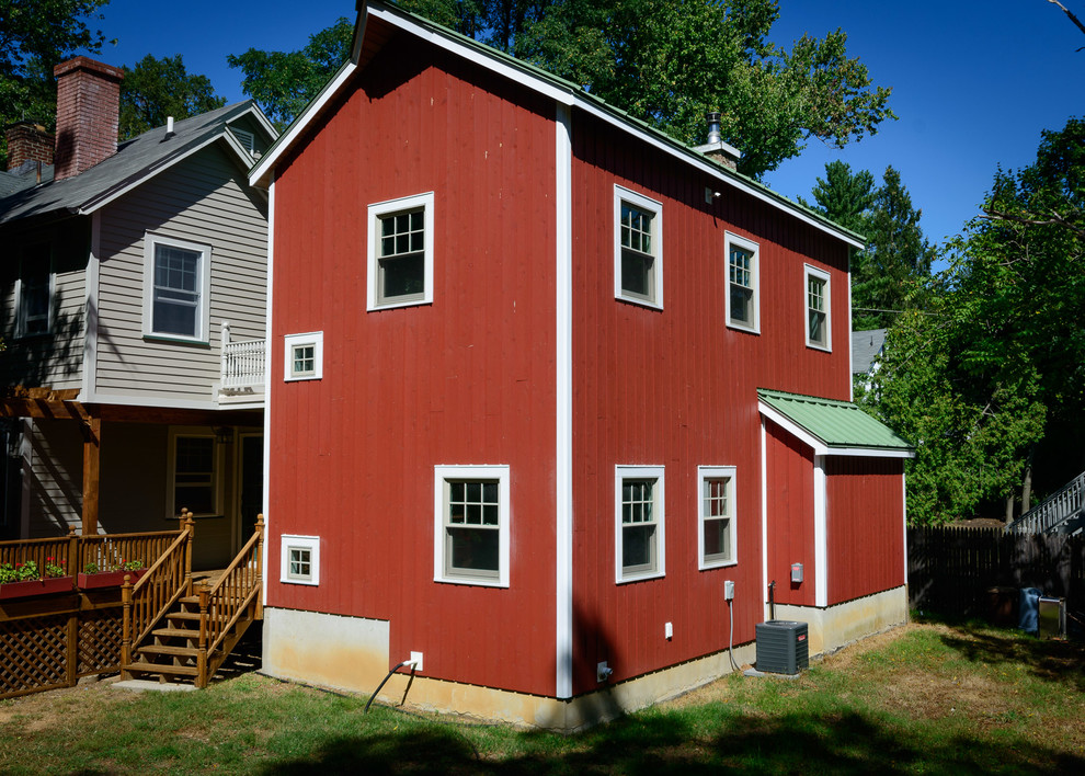 Idee per la facciata di una casa rossa country a due piani di medie dimensioni con rivestimento in legno