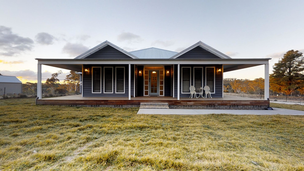 Стильный дизайн: одноэтажный, серый частный загородный дом в стиле кантри с вальмовой крышей и металлической крышей - последний тренд