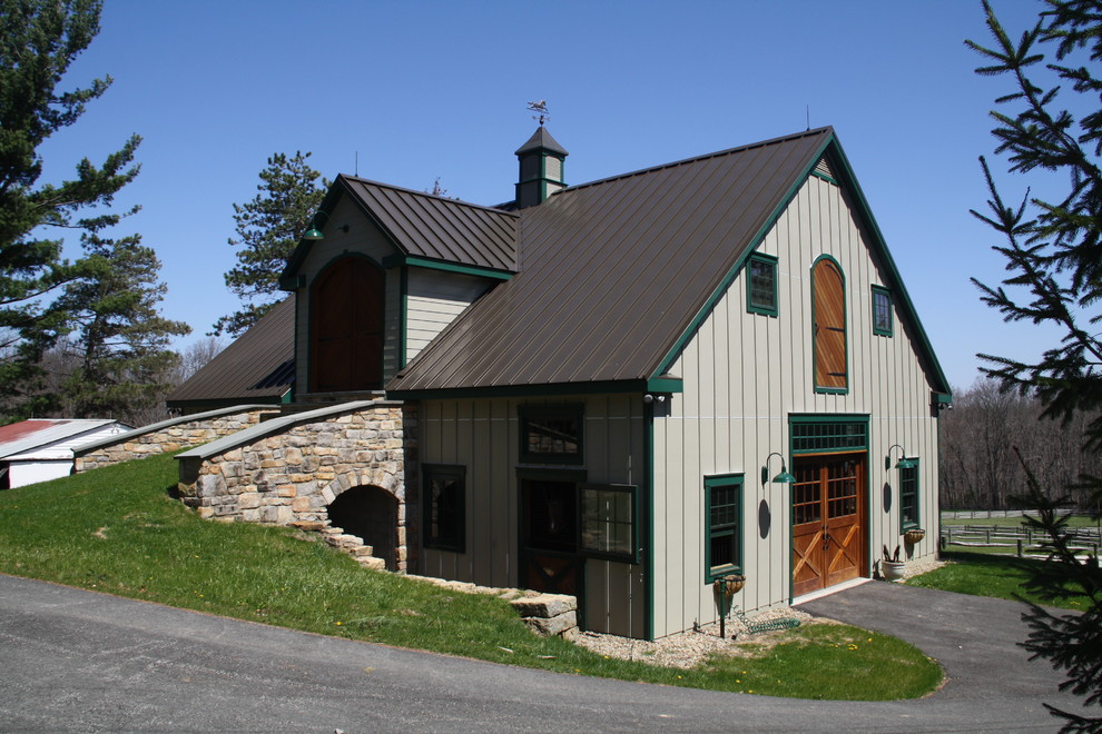 Esempio della facciata di una casa beige country a due piani di medie dimensioni