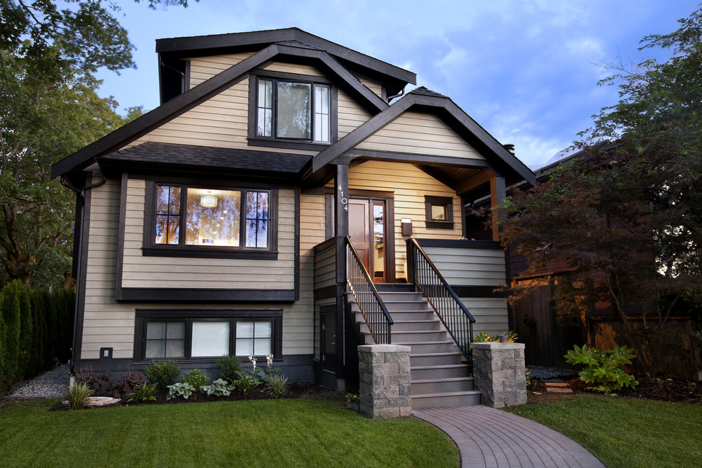 Стильный дизайн: деревянный дом в стиле кантри с полувальмовой крышей - последний тренд