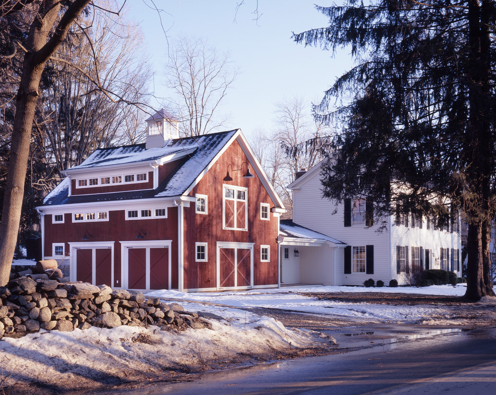 Идея дизайна: двухэтажный, деревянный, красный дом среднего размера в стиле кантри