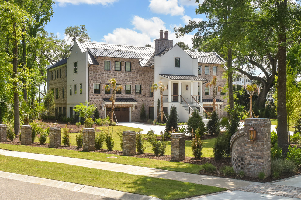 Zweistöckiges Klassisches Einfamilienhaus mit Backsteinfassade, roter Fassadenfarbe, Satteldach und Blechdach in Charleston