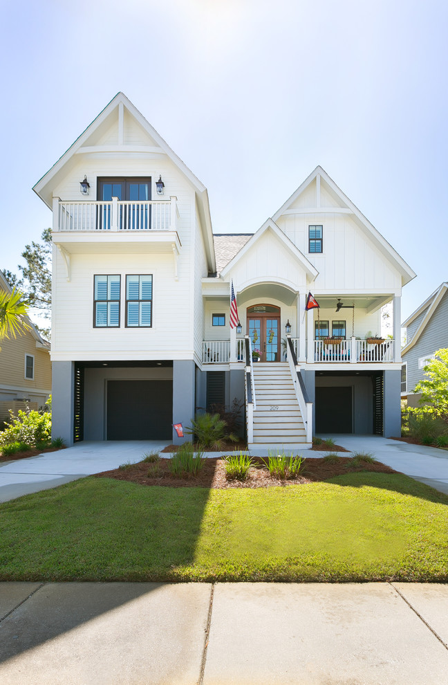 Стильный дизайн: двухэтажный, белый частный загородный дом в морском стиле с двускатной крышей - последний тренд