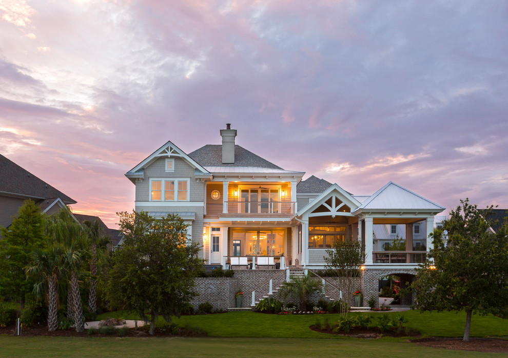 Идея дизайна: трехэтажный, серый частный загородный дом в морском стиле с вальмовой крышей и крышей из гибкой черепицы