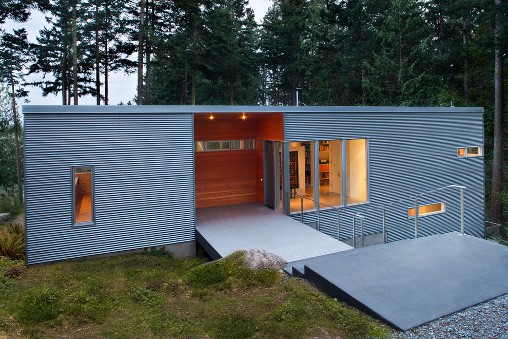 Mittelgroßes, Zweistöckiges Modernes Haus mit Metallfassade, grauer Fassadenfarbe und Flachdach in Seattle