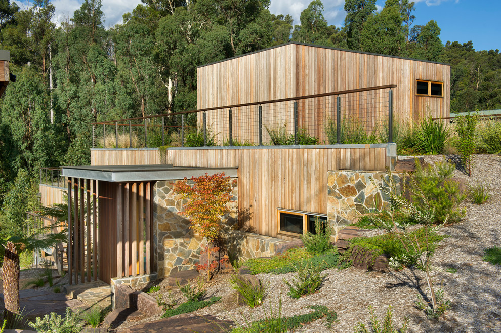 Стильный дизайн: трехэтажный, деревянный, коричневый дом в современном стиле с плоской крышей - последний тренд