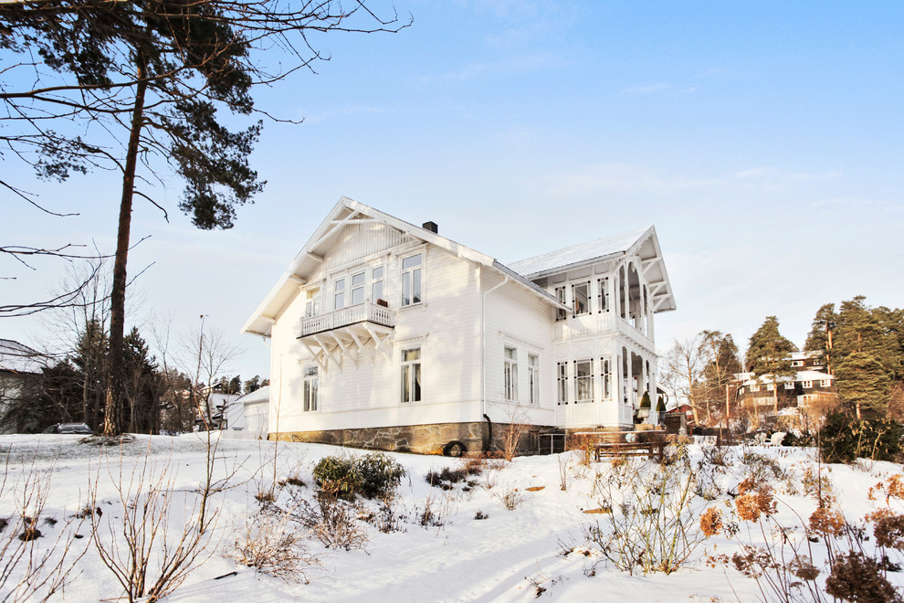 На фото: двухэтажный, белый дом в викторианском стиле