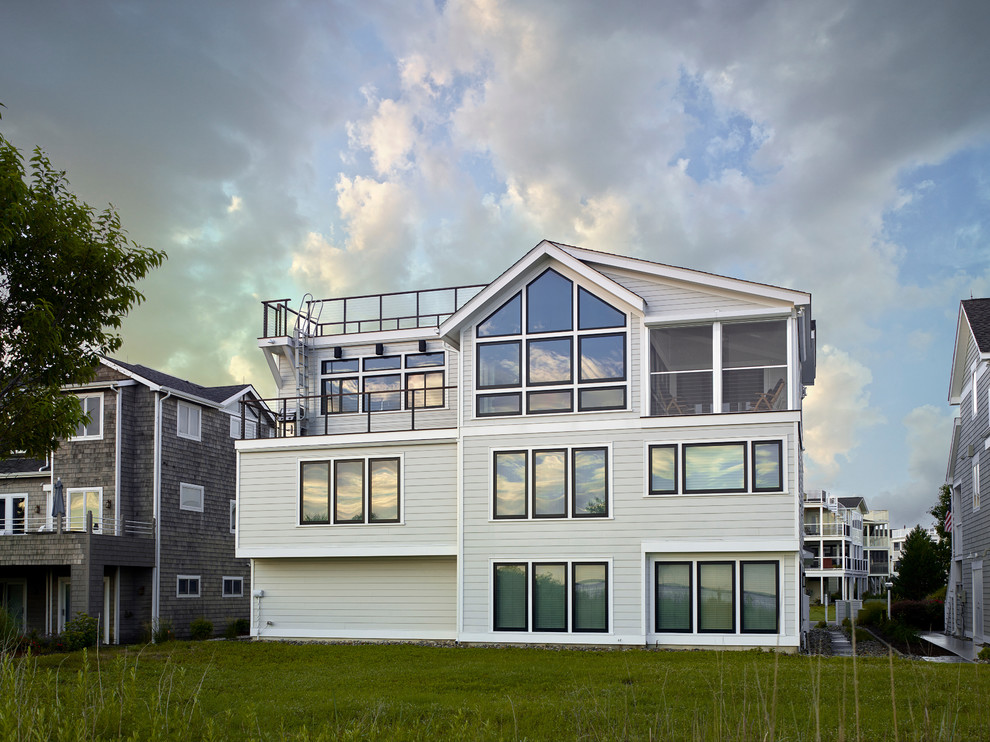 Modelo de fachada de casa blanca marinera grande de tres plantas con tejado a dos aguas