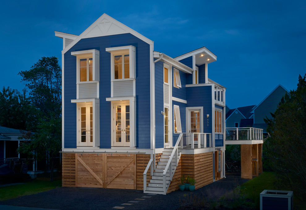 Aménagement d'une façade de maison bleue bord de mer.