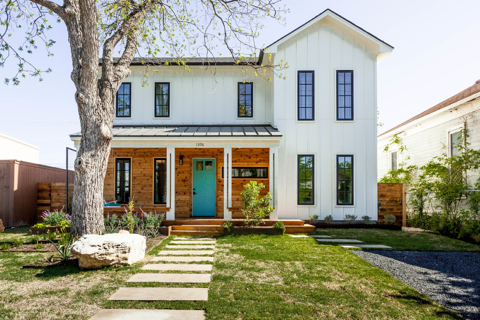 Mittelgroße, Zweistöckige Landhaus Holzfassade Haus mit Satteldach in Austin