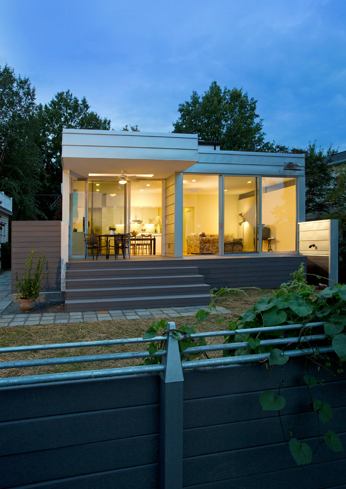 Diseño de fachada beige actual de tamaño medio de una planta con revestimientos combinados y tejado plano