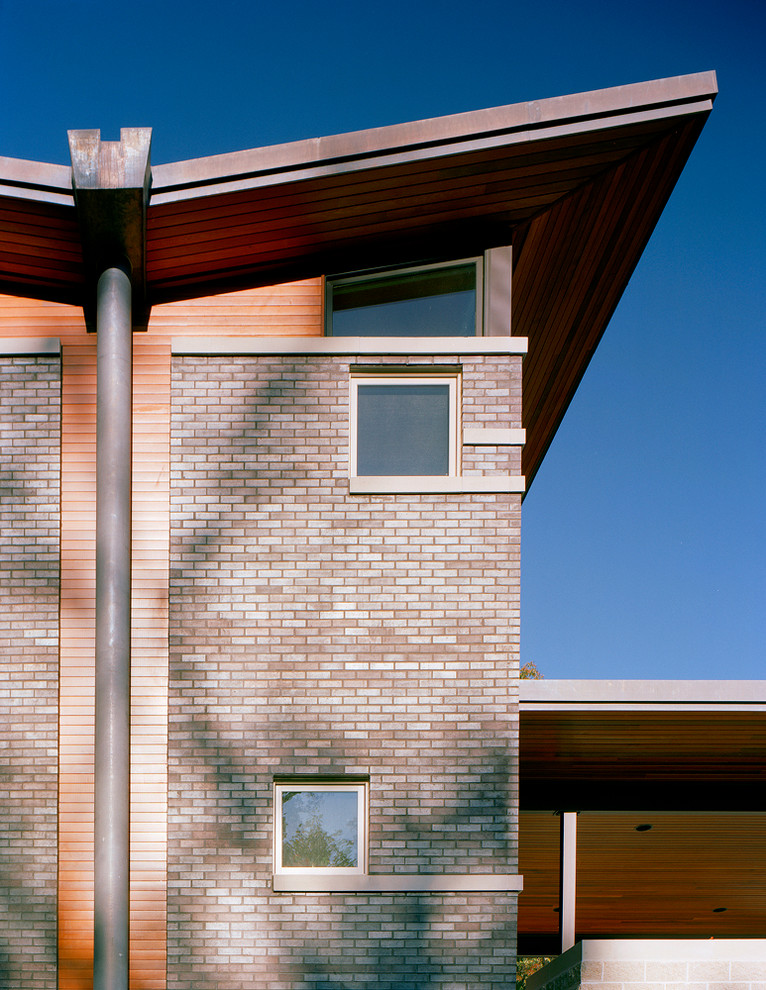Inspiration för 50 tals bruna hus, med tre eller fler plan, tegel och tak i metall