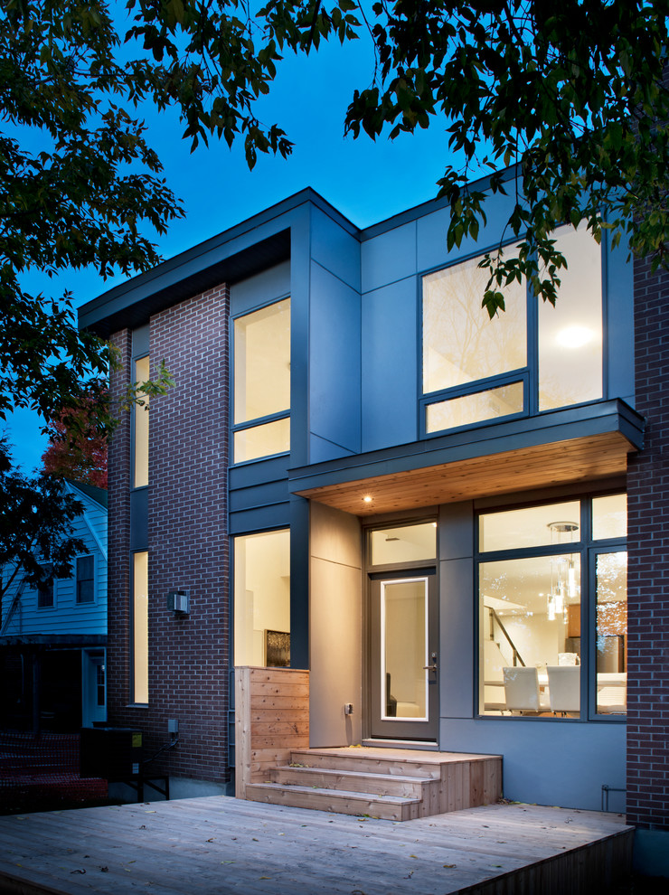 Photo of a medium sized modern two floor house exterior in Ottawa.