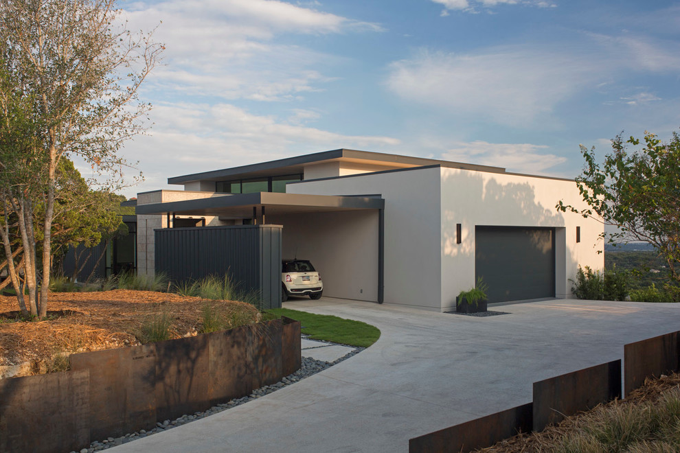 Foto della villa grande beige contemporanea a un piano con rivestimenti misti, tetto piano e copertura in metallo o lamiera