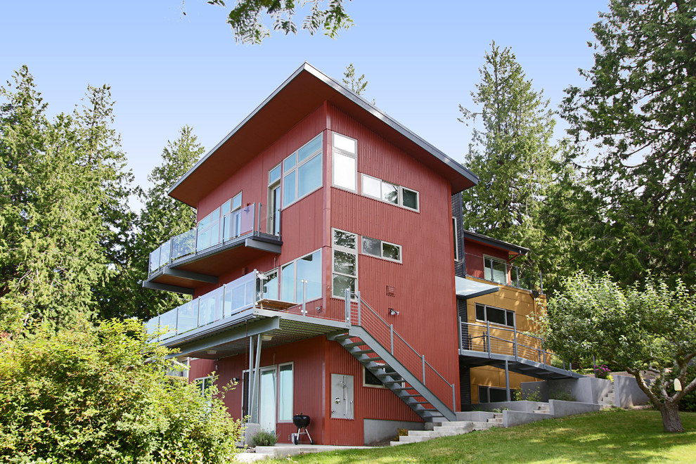 Ispirazione per la facciata di una casa rossa contemporanea a tre piani con rivestimenti misti