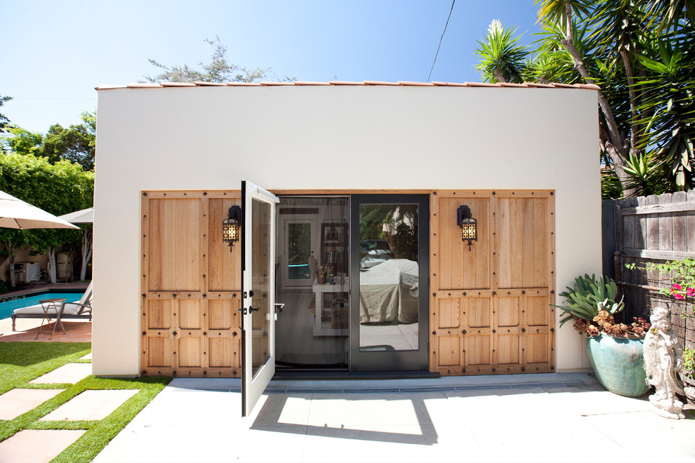 Kleines, Einstöckiges Modernes Haus mit Lehmfassade, weißer Fassadenfarbe und Flachdach in Los Angeles