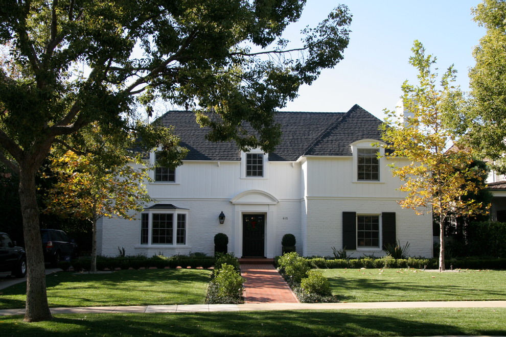 Exemple d'une façade de maison blanche chic à un étage avec un revêtement mixte.