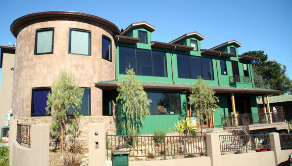 Inspiration pour une façade de maison multicolore traditionnelle de taille moyenne et à un étage avec un revêtement mixte et un toit à quatre pans.