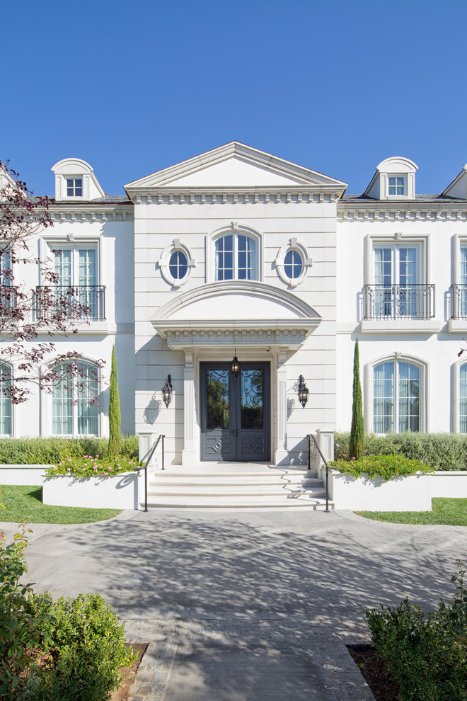 Стильный дизайн: двухэтажный, белый дом в классическом стиле - последний тренд