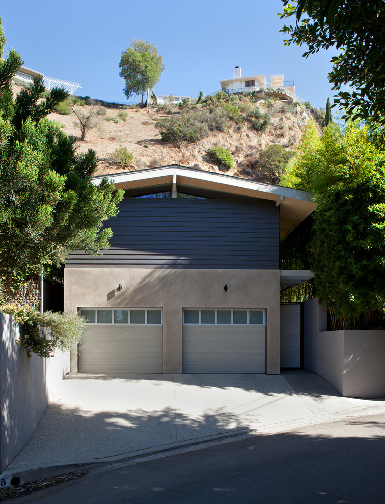 Свежая идея для дизайна: большой, серый частный загородный дом в стиле ретро с комбинированной облицовкой и двускатной крышей - отличное фото интерьера
