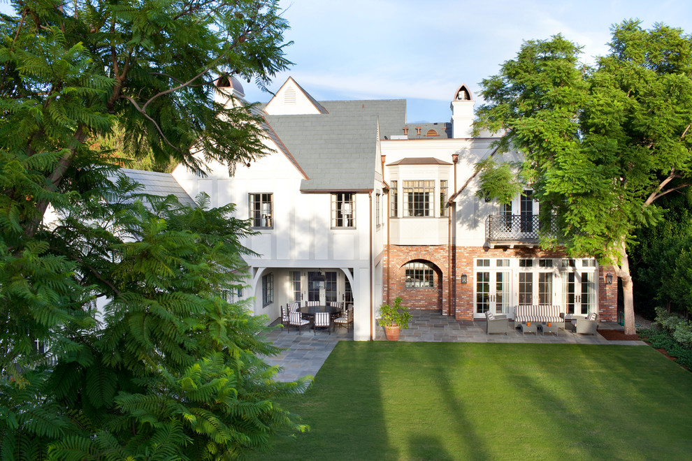 Immagine della facciata di una casa classica a due piani