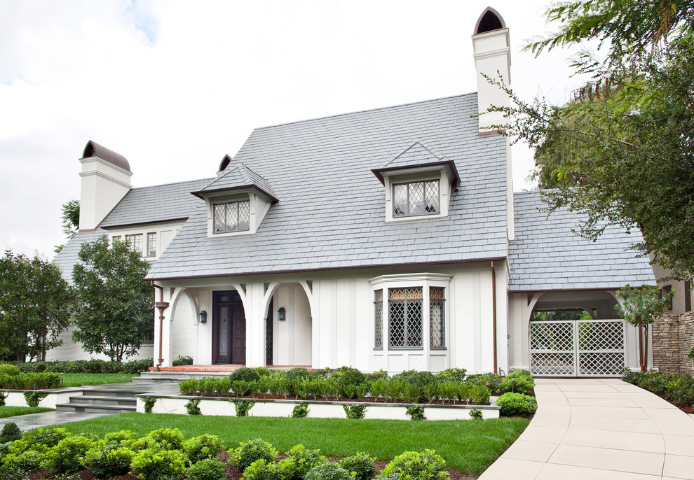 Стильный дизайн: двухэтажный, белый дом в стиле неоклассика (современная классика) - последний тренд