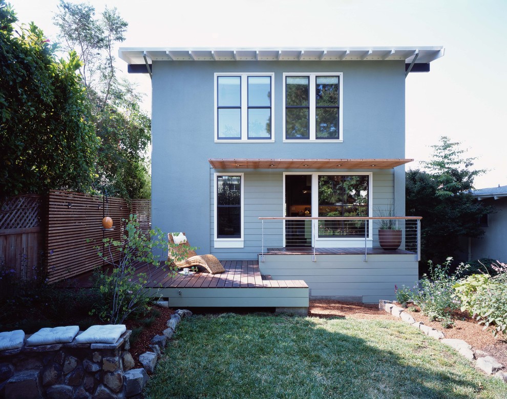 Cette photo montre une façade de maison bleue chic en bois de taille moyenne et à un étage.