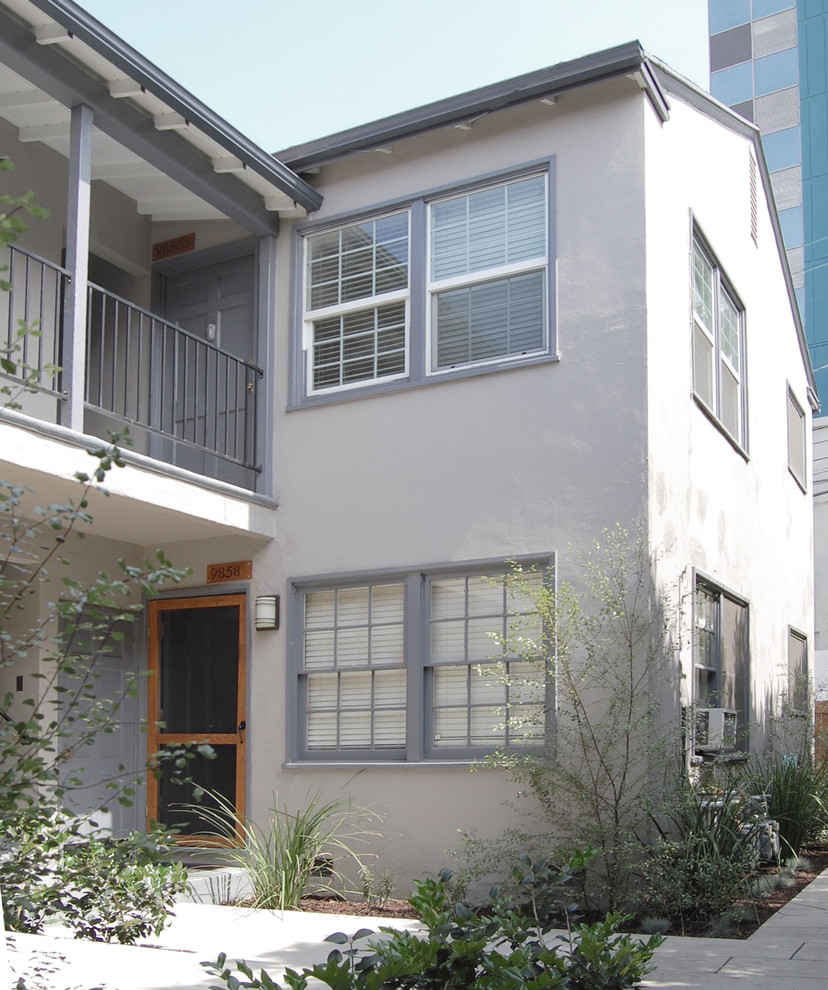 ロサンゼルスにある低価格の小さなトランジショナルスタイルのおしゃれな家の外観 (漆喰サイディング、アパート・マンション) の写真