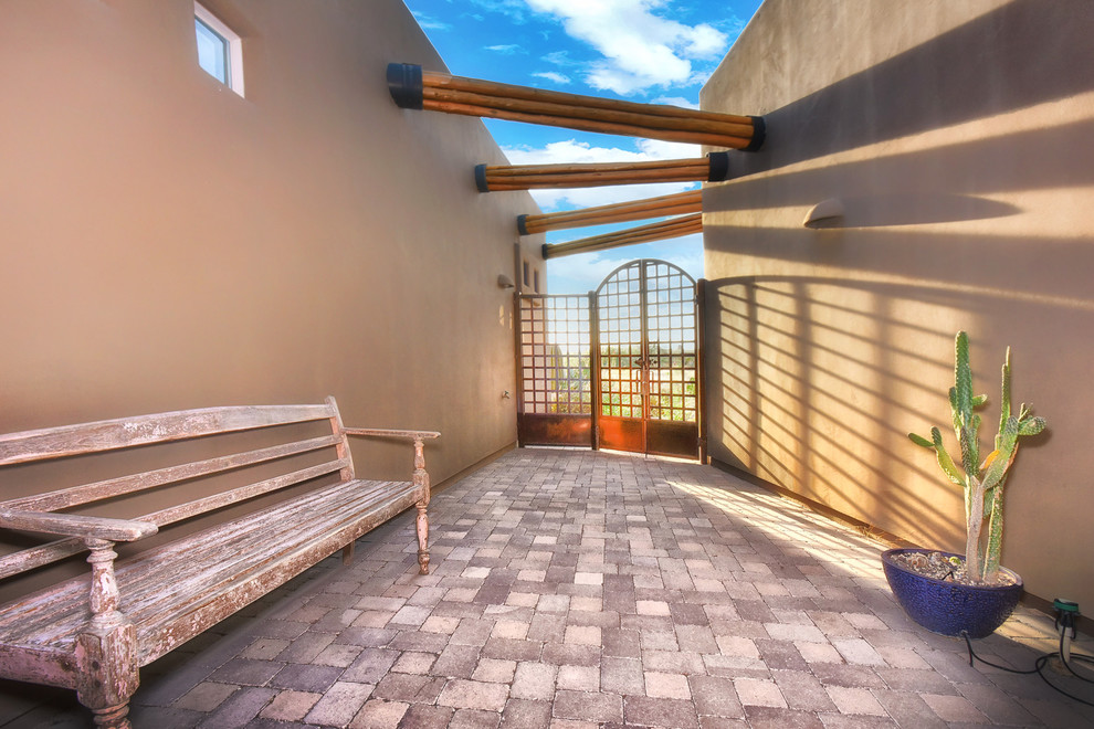 フェニックスにある中くらいなエクレクティックスタイルのおしゃれな家の外観 (アドベサイディング) の写真