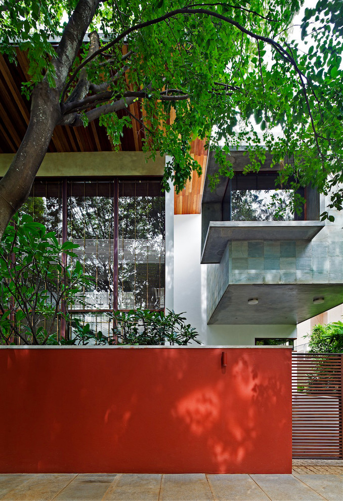 Photo of a contemporary house exterior in Bengaluru.